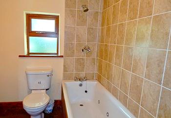 Separates Badezimmer mit Whirlpool-Badewanne