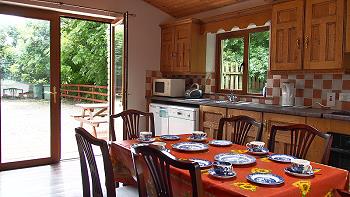 Große Glastür zur Terrasse, Picknick-Tisch