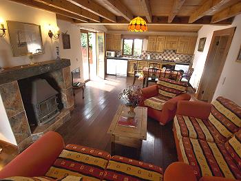 Open plan sitting room & kitchen